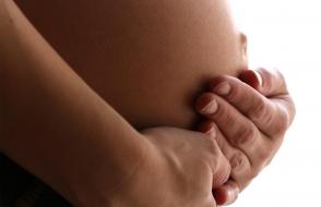 Почему появляется полоска на животе при беременности?